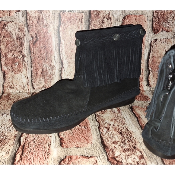 Minnetonka | High Top Back-Zip Black Fringe Moccasin Boots - Missing Insoles - Picture 7 of 16